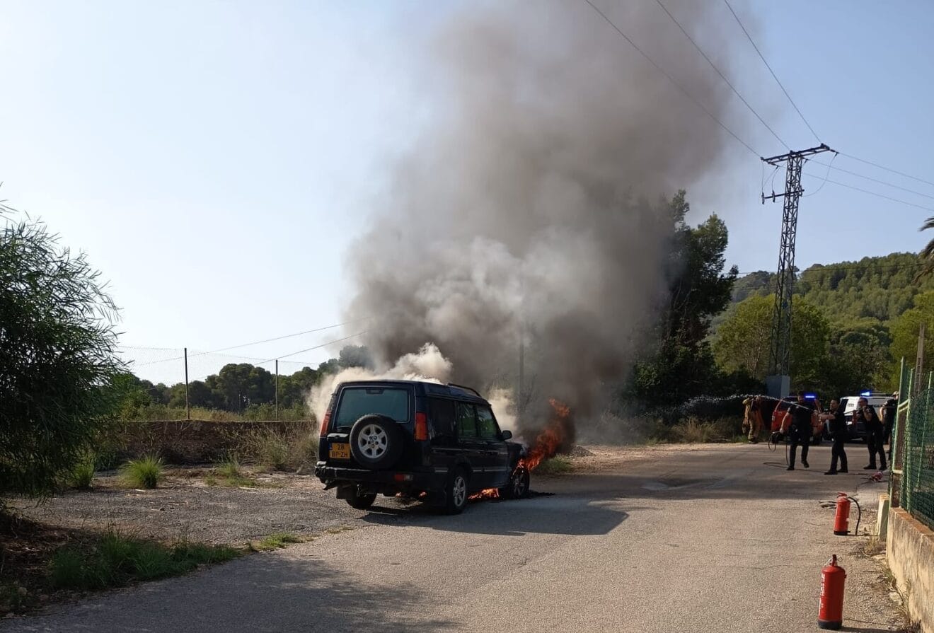 Vehículo incendiado en el Rebaldí
