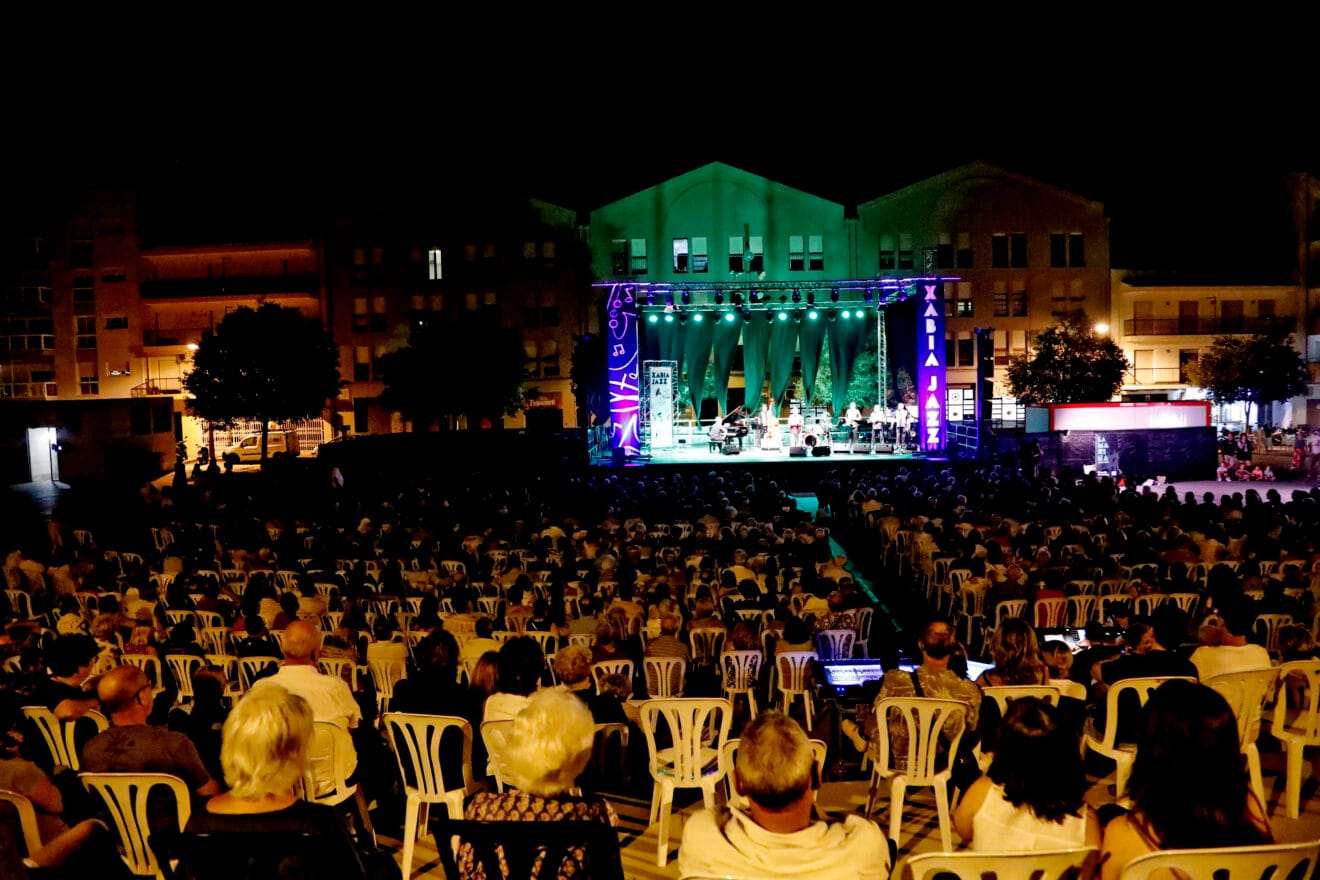 Público en el Xàbia Jazz 2025, concierto Ray Gelato & The Giants