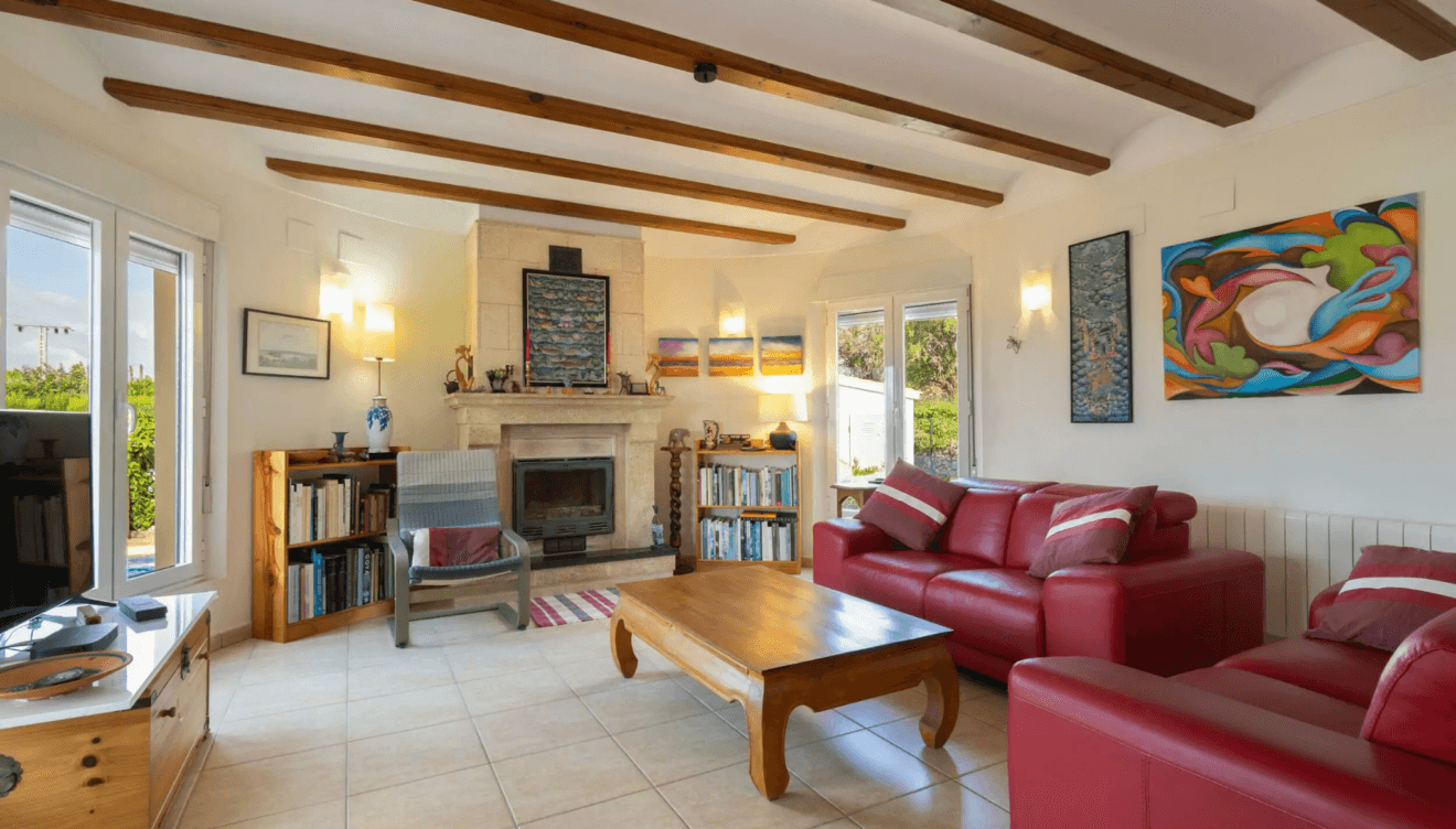 Zona de estar luminosa con chimenea