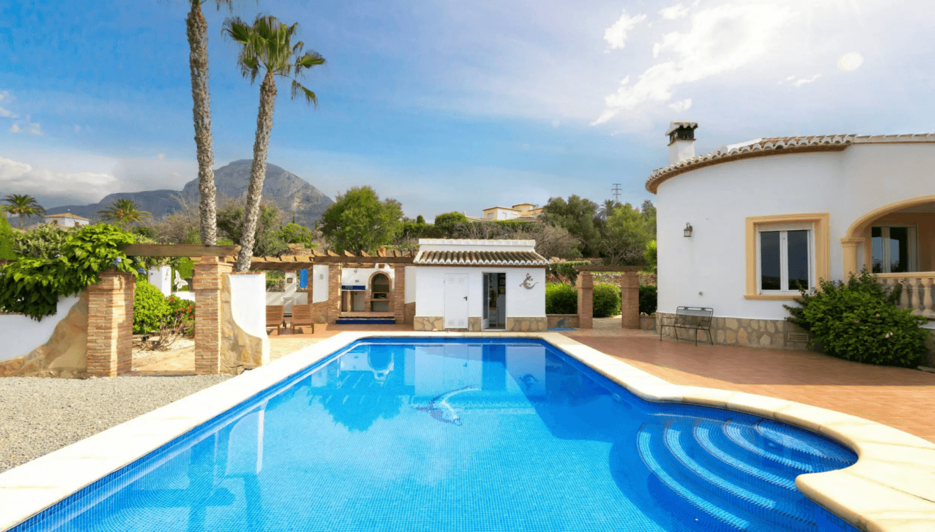 Zona de piscina con espacio para tumbonas