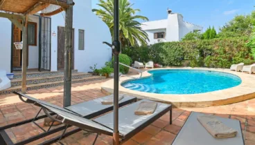 Zona de piscina ideal para vacaciones en la Costa Blanca