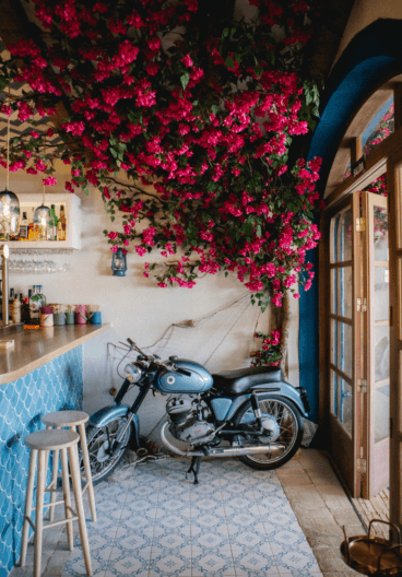 Ambiente acogedor con materiales naturales y luz cálida