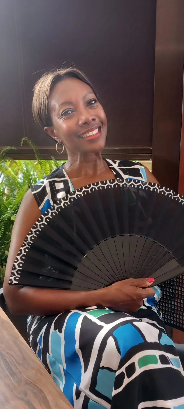 Imagen: Arline en la actualidad con uno de los abanicos
