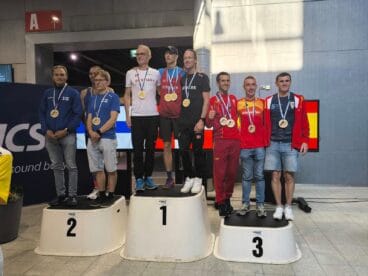 Atletas españoles en el tercer cajón del podio al conseguir bronce por equipos
