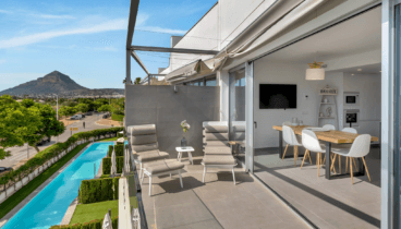 Balcón con vistas a la piscina comunitaria