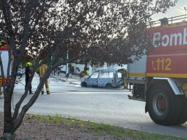 Bomberos y Policía Local en la extinción del incendio (1)