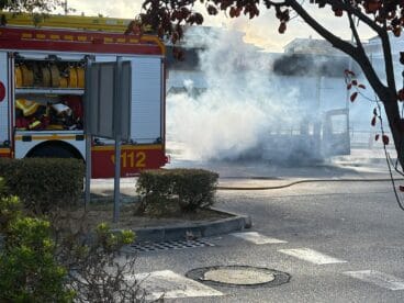 Bomberos y Policía Local en la extinción del incendio (2)