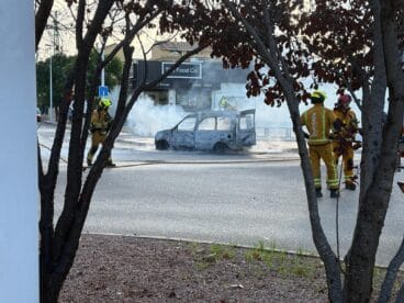 Bomberos y Policía Local en la extinción del incendio (3)