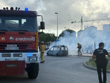 Bomberos y Policía Local en la extinción del incendio (4)