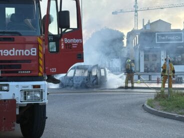 Bomberos y Policía Local en la extinción del incendio (5)