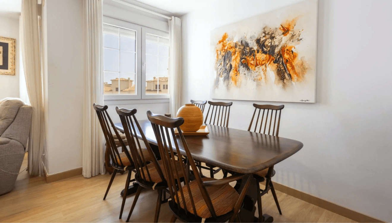 Comedor con mobiliario actual y espacio para reuniones familiares