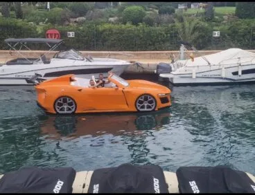 El coche flotante ha causado gran expectación entre los bañistas (1)