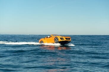 El coche flotante ha causado gran expectación entre los bañistas (2)