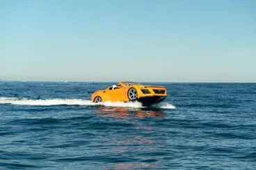 El coche flotante ha causado gran expectación entre los bañistas (2)