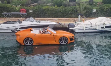 El coche flotante ha causado gran expectación entre los bañistas