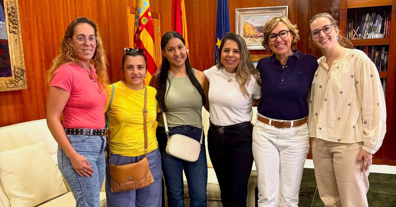 El colectivo Madres Poderosas se reúne con la alcaldesa y concejala