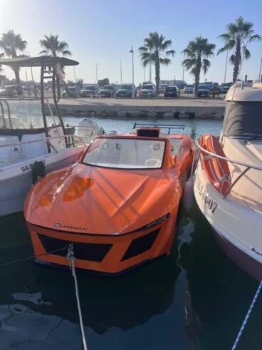 El lamboat naranja amarrado en el puerto