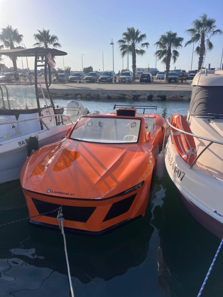El lamboat naranja amarrado en el puerto