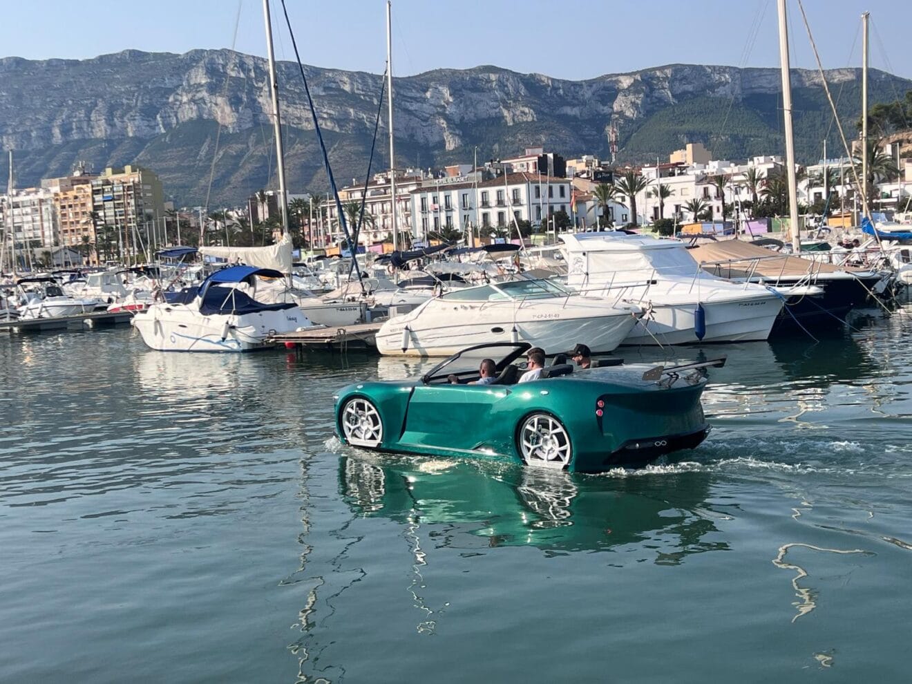El lamboat navegando en la Marina Alta