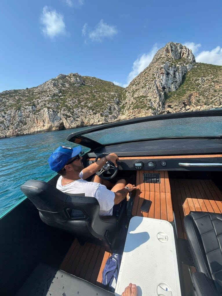 El lamboat tiene capacidad para cuatro personas