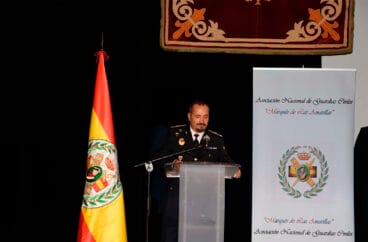 El Oficial Fernando Escolano agradeciendo la distinción