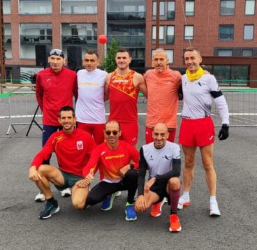 García Barragán junto a atletas españoles en Finlandia