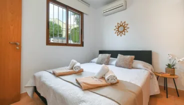Habitación doble con cama queen y luz natural