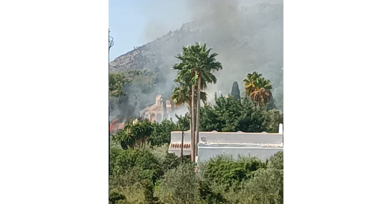 Humareda del incendio declarado en Xàbia-