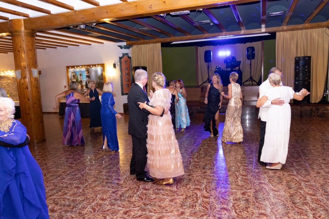 Invitados en la pista de baile de Salones Canor