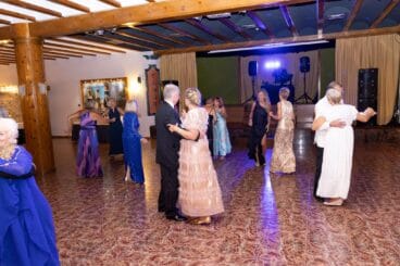 Invitados en la pista de baile de Salones Canor
