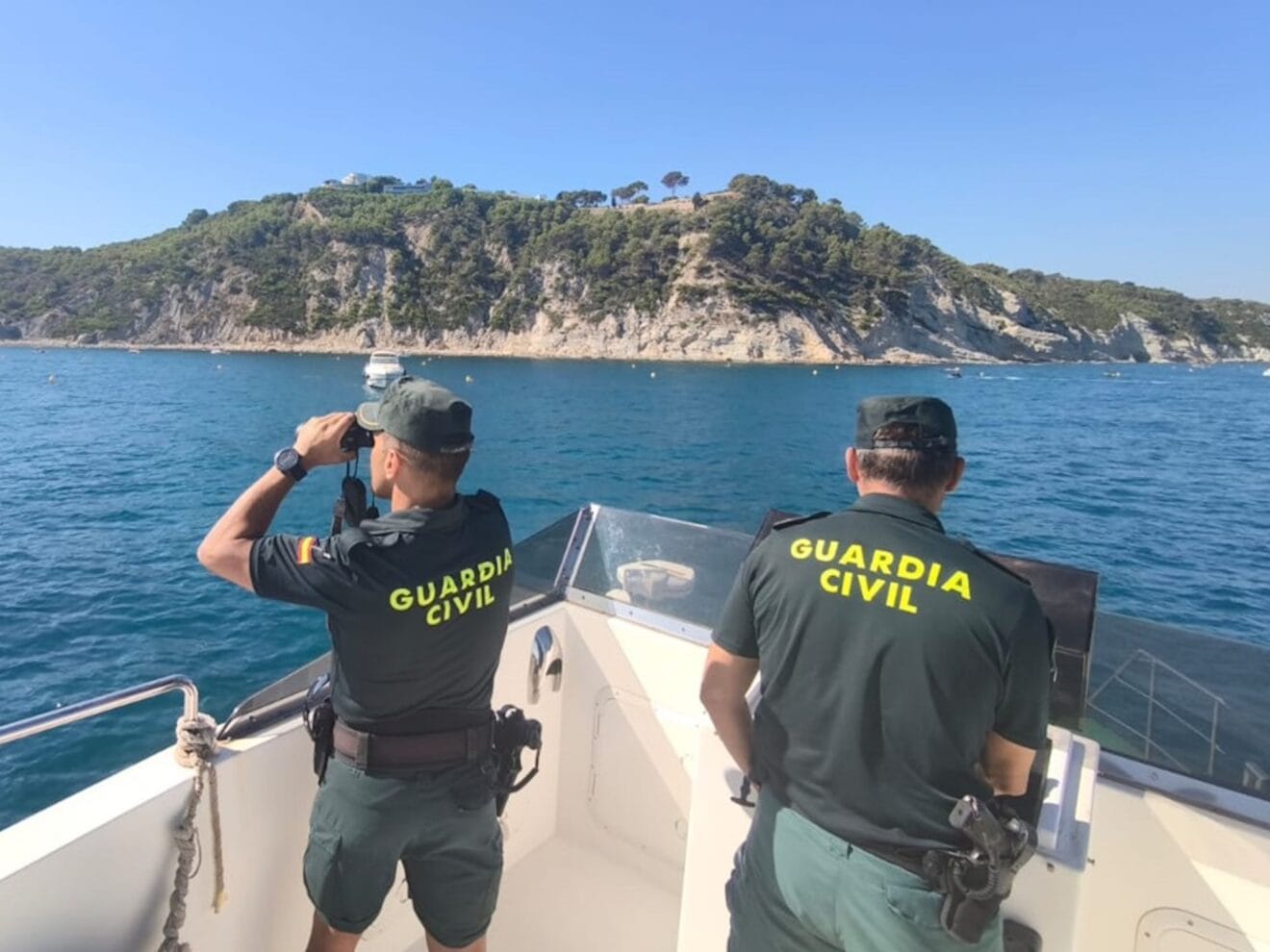 La Guardia Civil realiza varias actas a embarcaciones por fondear en praderas de posidonia en la bahía de Xàbia