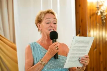 La Sra. Jean Wilkins responde en nombre de las Damas