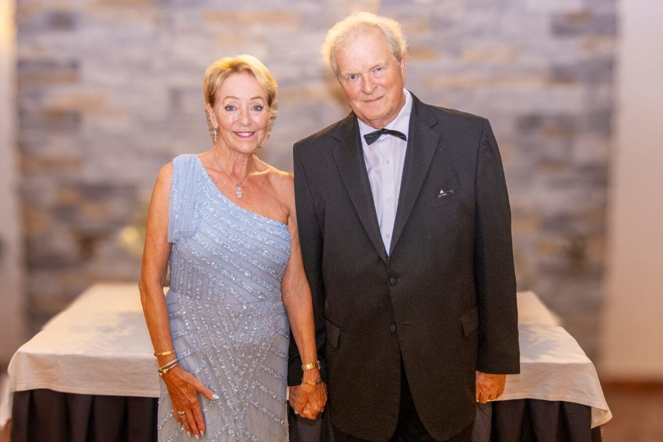 Los anfitriones, Alex Wilkins y su esposa, la Sra. Jean Wilkins