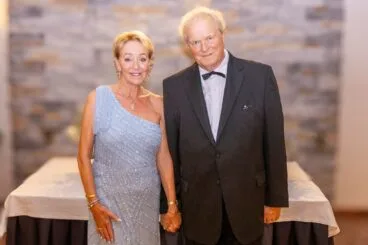 Los anfitriones, Alex Wilkins y su esposa, la Sra. Jean Wilkins