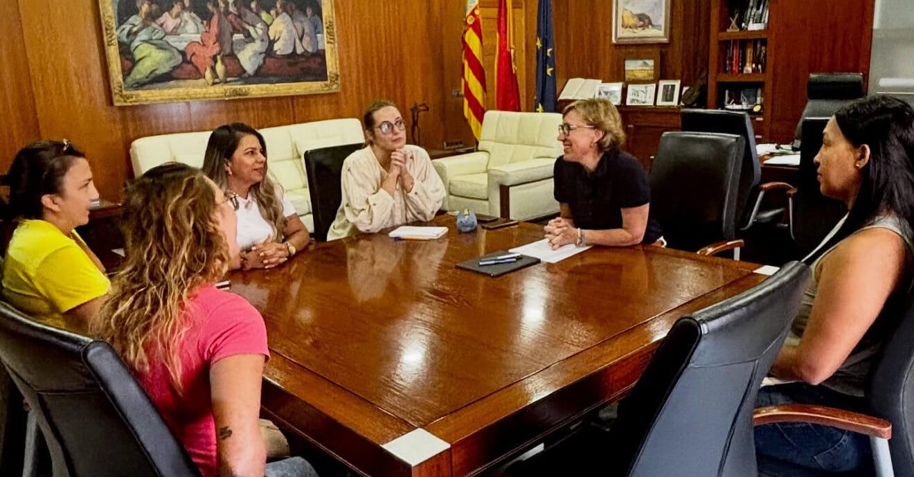 Madres Poderosas reunidas con la alcaldesa y concejala