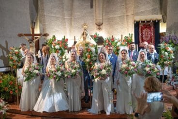 Mayorales y Mayoralesas a su llegada ala Iglesia en la Ofrenda de flores a la Virgen