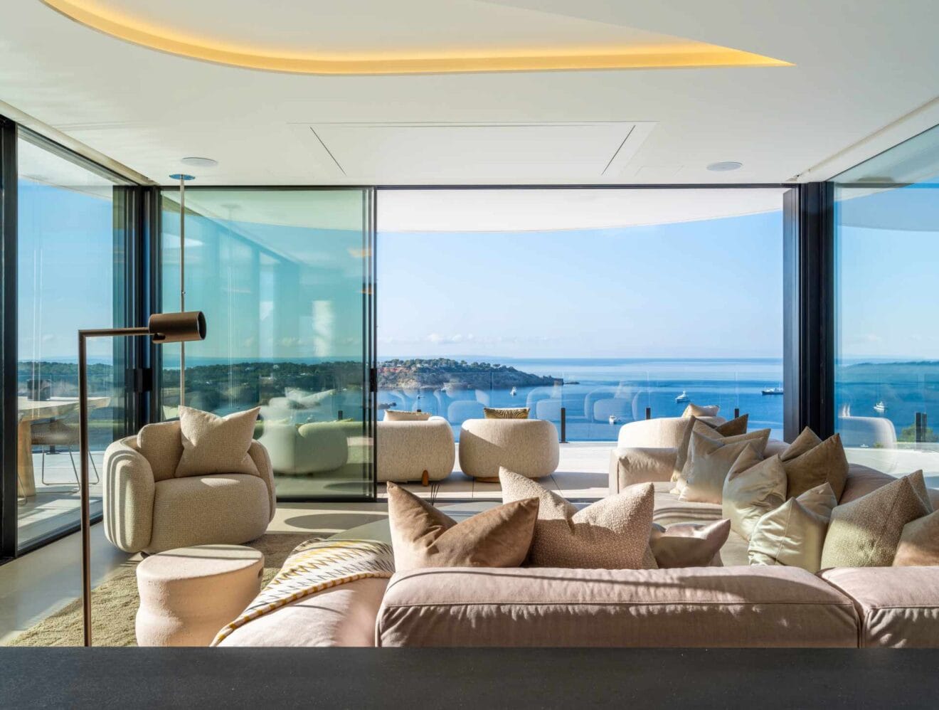 Interior de la villa 'The Wave' construida por Miralbo en Ibiza