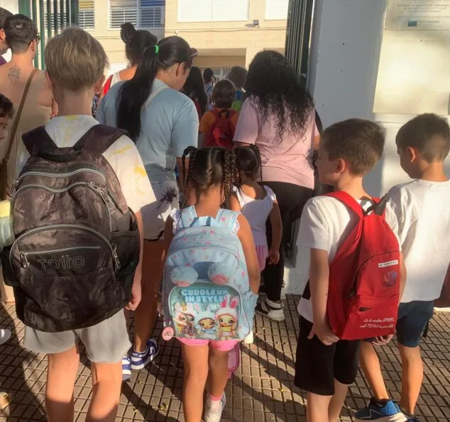 Imagen: Niños a la entrada de un colegio de Xàbia