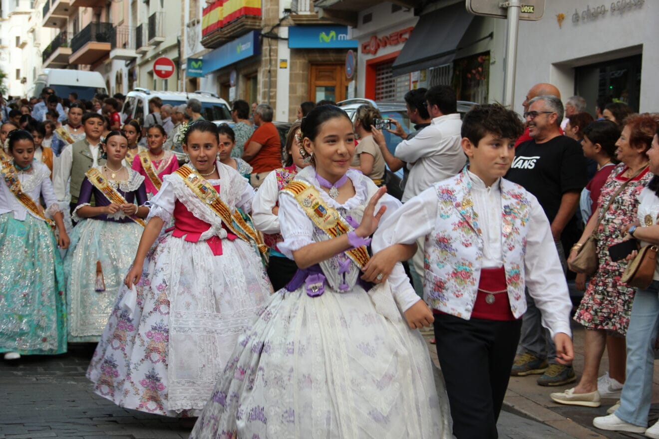 Niños durante un pasacalle de Fogueres