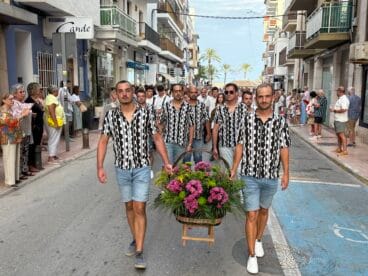 Una de las peñas marineras en la ofrenda de flores a la Virgen de Loreto 2025
