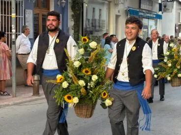 Miembros de la Comisión de Fiestas de Loreto en la ofrenda de flores a la Virgen 2025