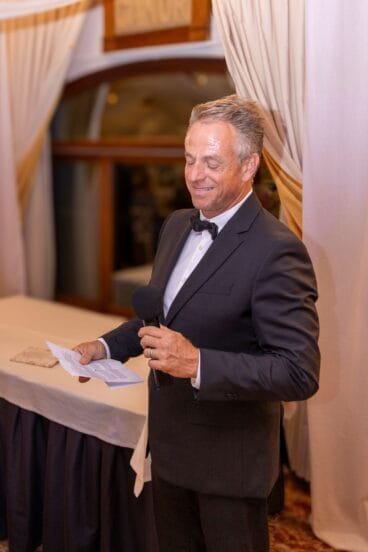 Paul Lewis brinda en honor a las Damas