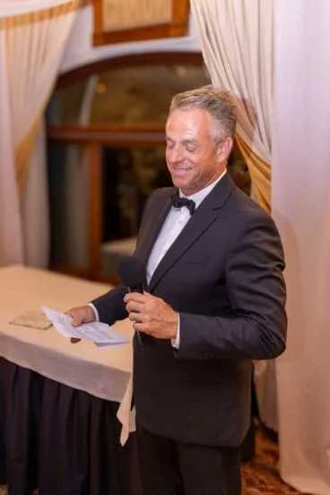 Paul Lewis brinda en honor a las Damas