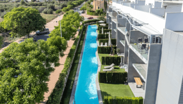 Piscina comunitaria de gran longitud