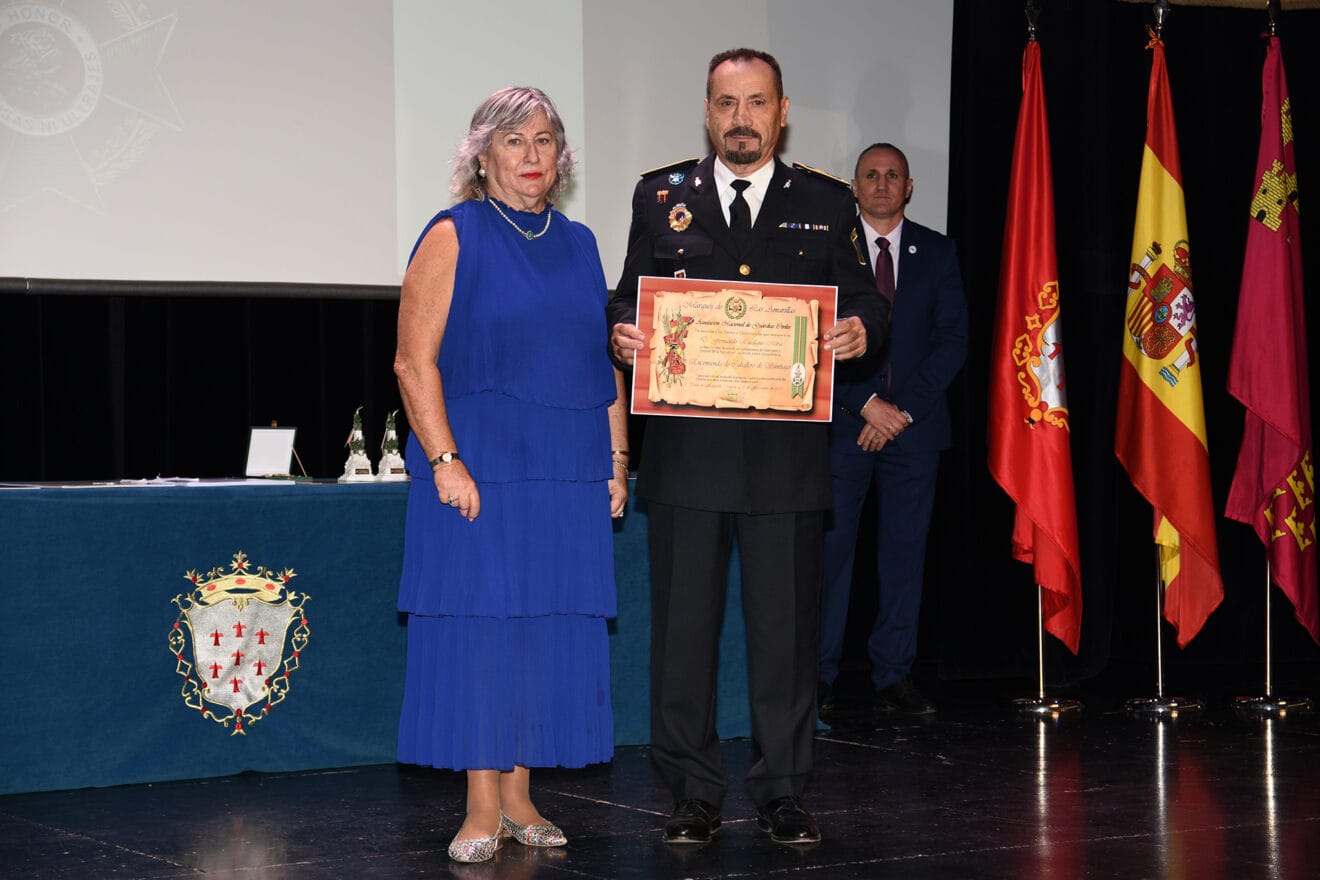 Presidenta de la ANGC. Dña. Blanca R. Echazarreta Luna y El Oficial Fernando Escolano