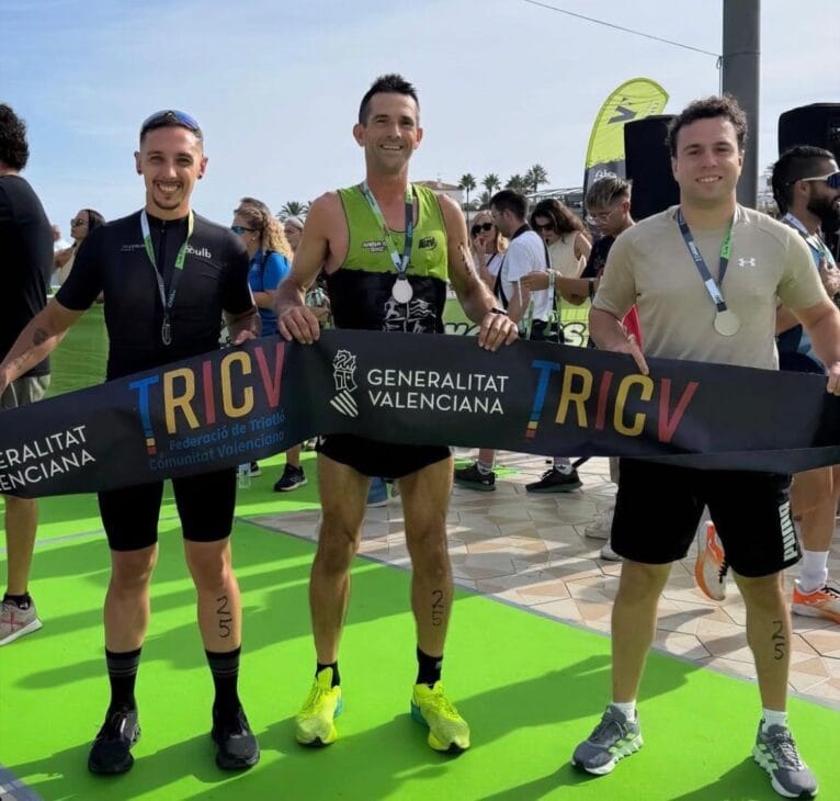 Primer equipo de relevos en el Trixàbia 2025