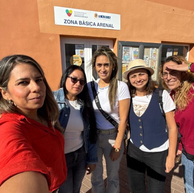 Imagen: Socias de Madres Poderosas tras la reunión con los ediles