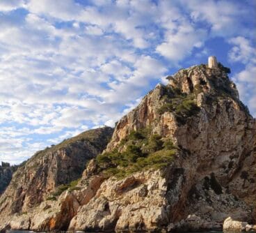 Torre de Ambolo desde el mar