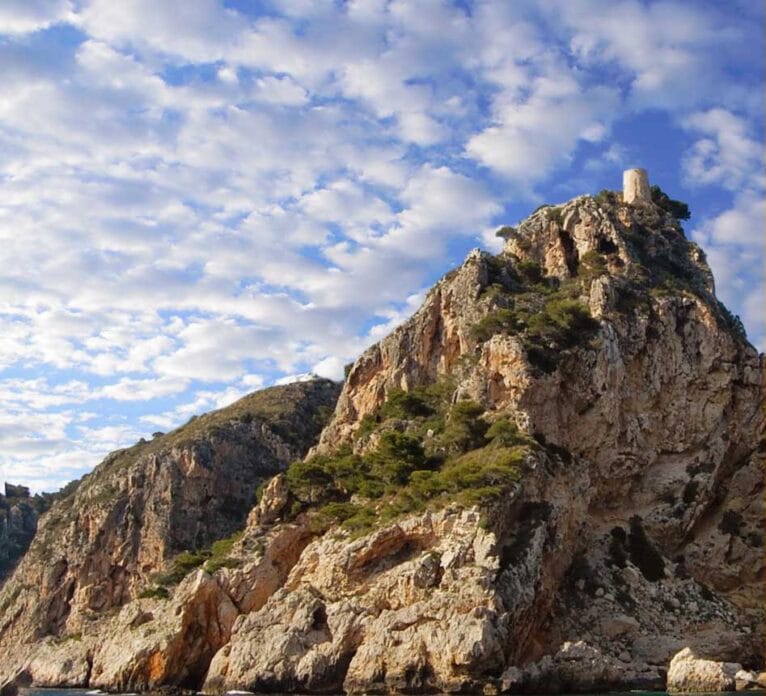 Torre de Ambolo desde el mar