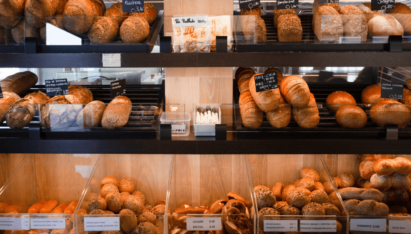 Variedad de panes elaborados con masa madre en Austriaco Café Wien